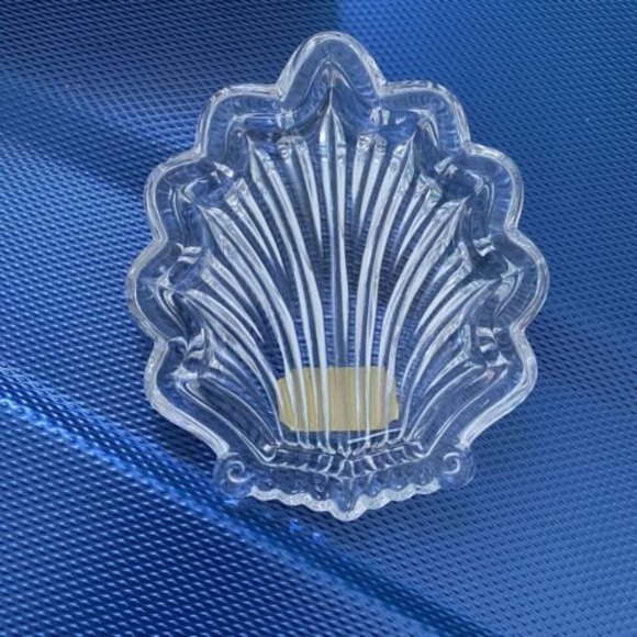 Full-Lead Crystal Chantilly Shell Box with lid 4" - Picture 3 of 9